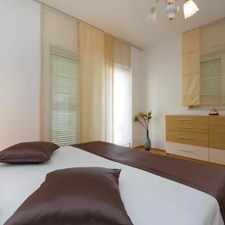 Apartment Katarina - Private Pool 80m From Marina